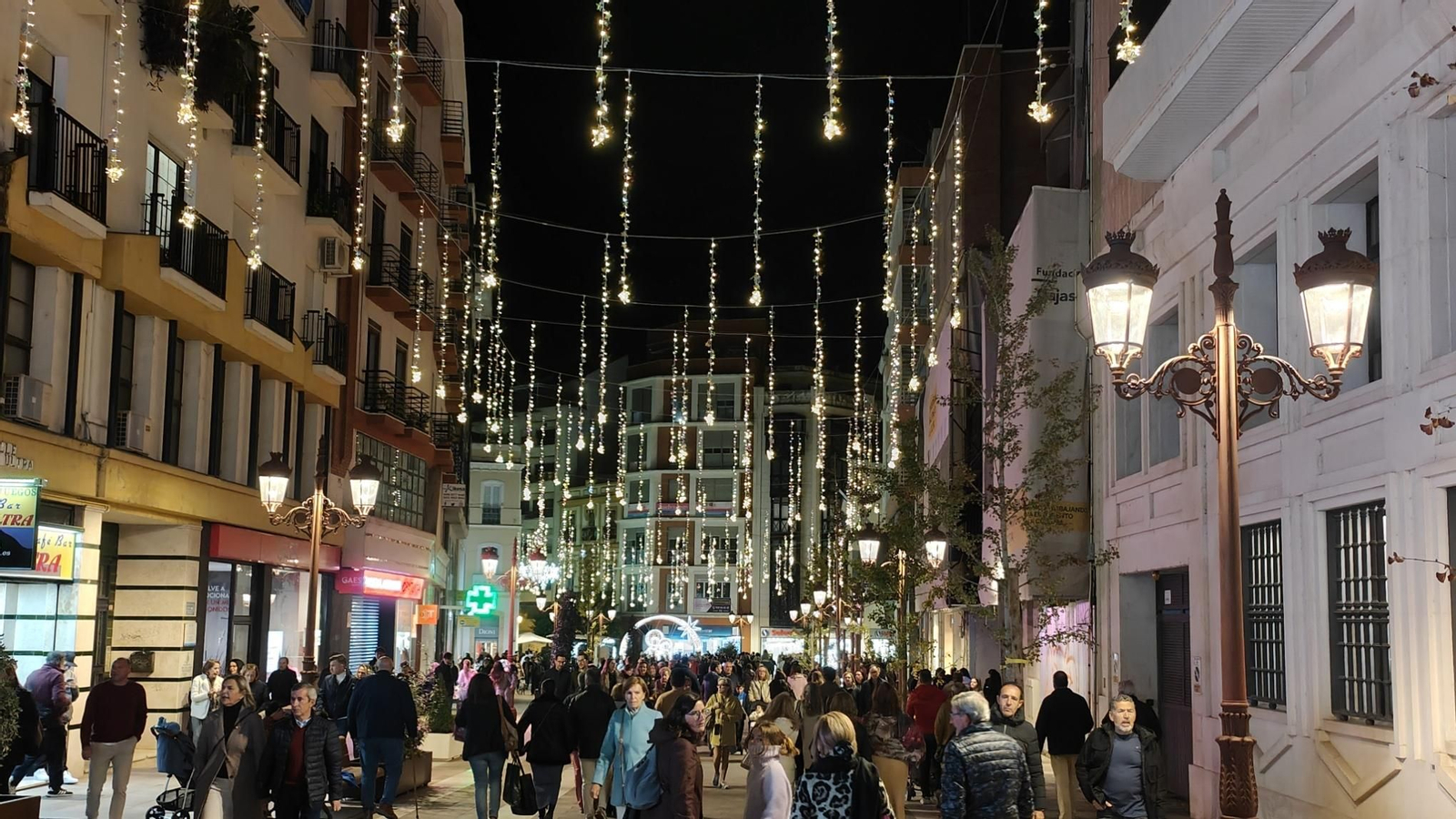 Imágenes del alumbrado navideño en las calles de Huelva