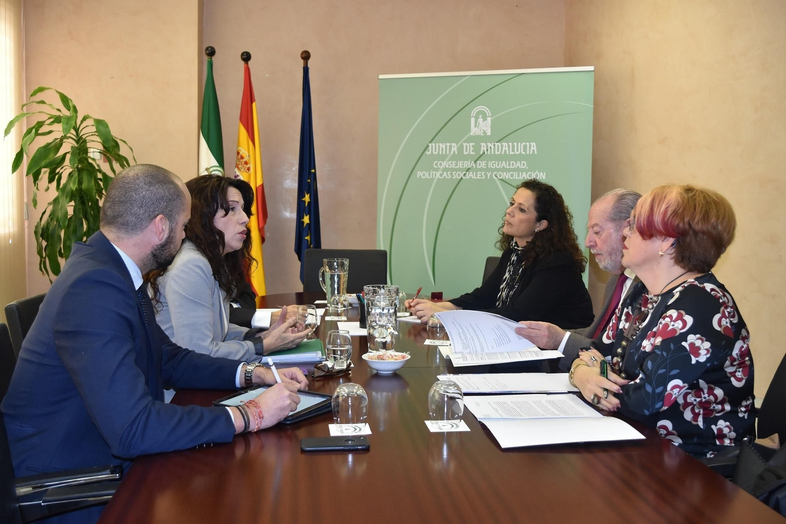 La consejera de Igualdad, Rocío Ruiz, reunida ayer con el presidente de la FAMP, Fernando Rodríguez Villalobos.