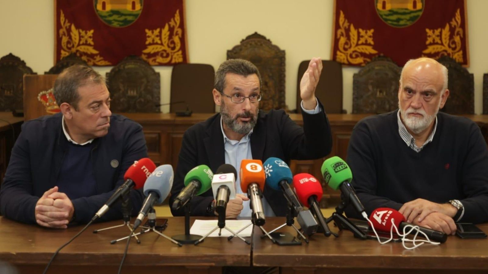 Franco, flanqueado por Macías -izquierda- y Vidal.