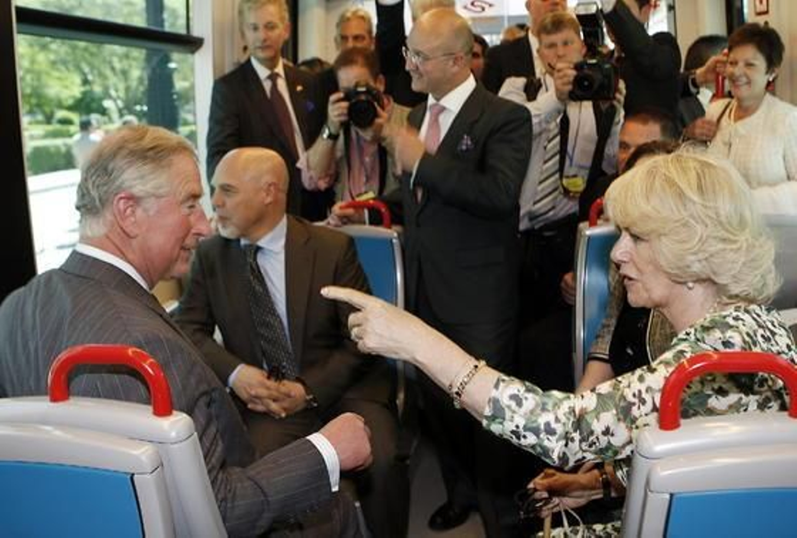 Carlos y Camilla se dirigen al Ayuntamiento en el tranvía.

Foto: Eduardo Abad (EFE)