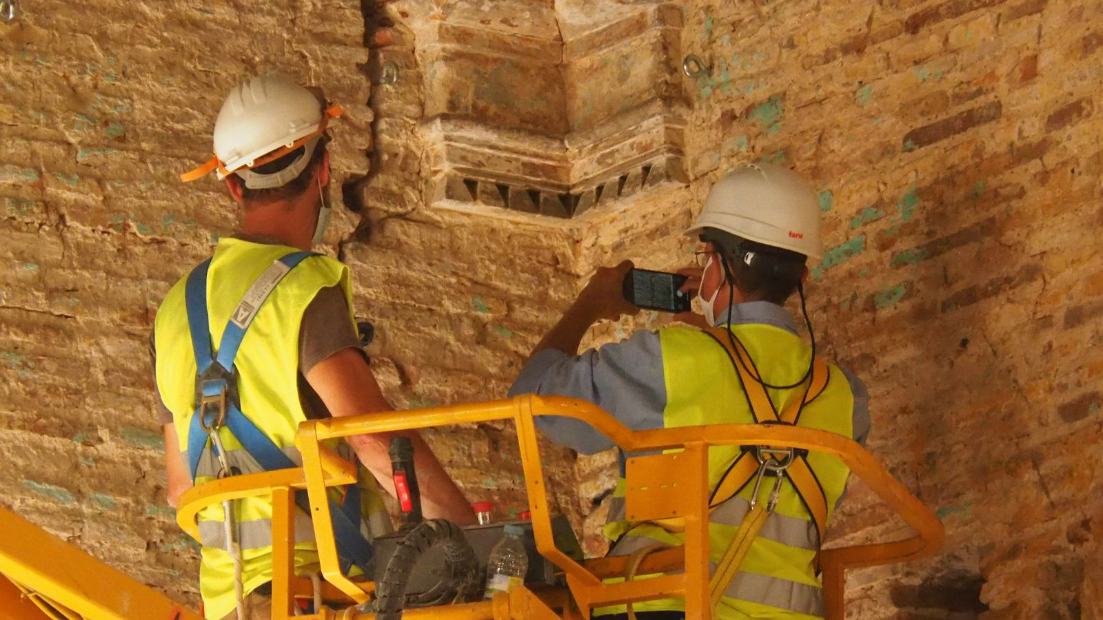 Técnicos observan las huellas en los paramentos.