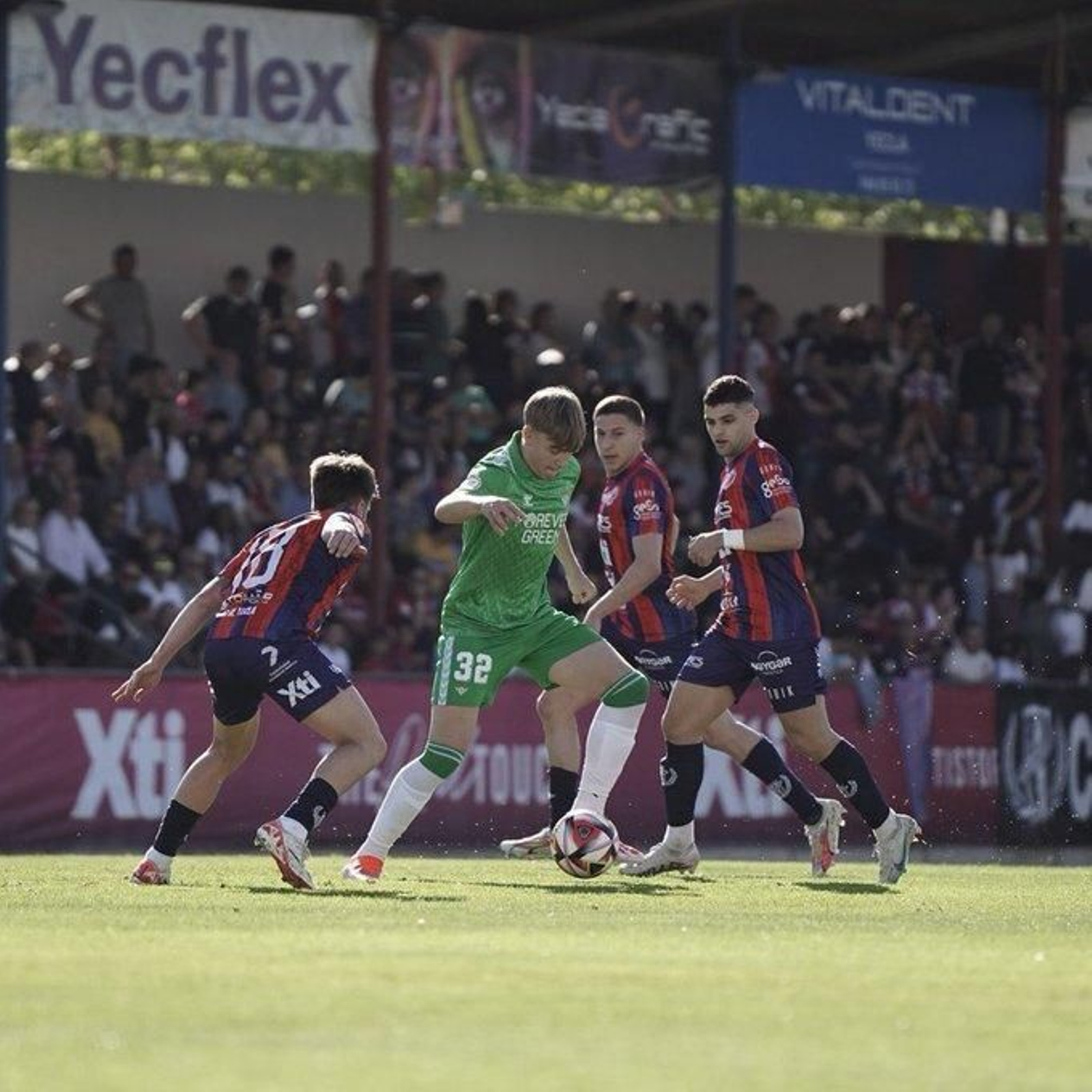 El bético Jesús Rodríguez, en un lance del encuentro.