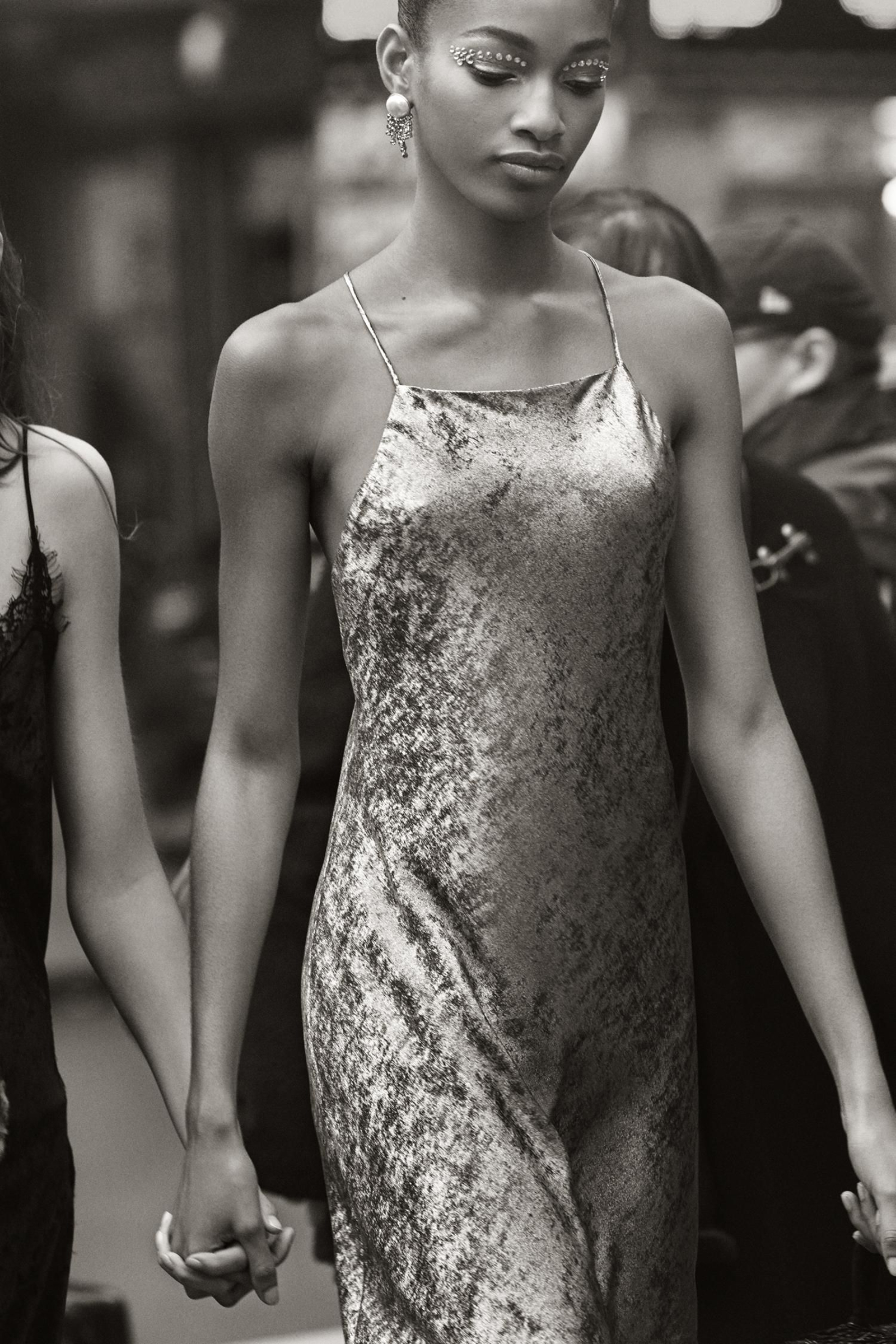 Consigue el look 'effortless' brilli esta Nochevieja con la colección de TRF de Zara