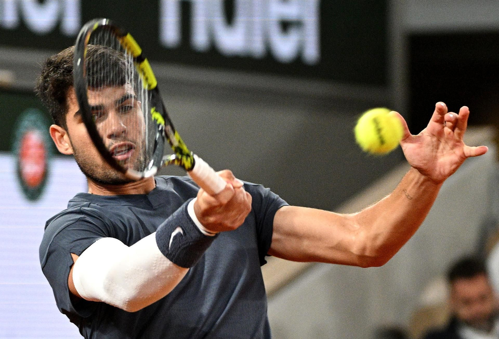 Alcaraz golpea con su derecha en el partido contra De Jong.