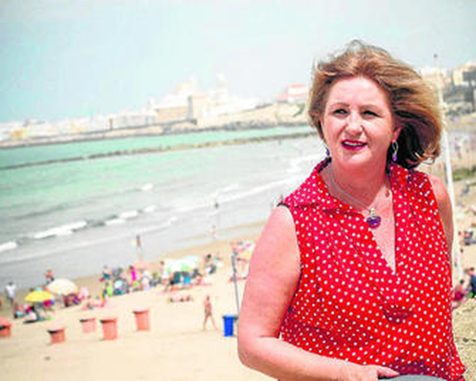Virués posa en el paseo de la playa Santa María del Mar, frente a la delegación de Igualdad de la Junta.