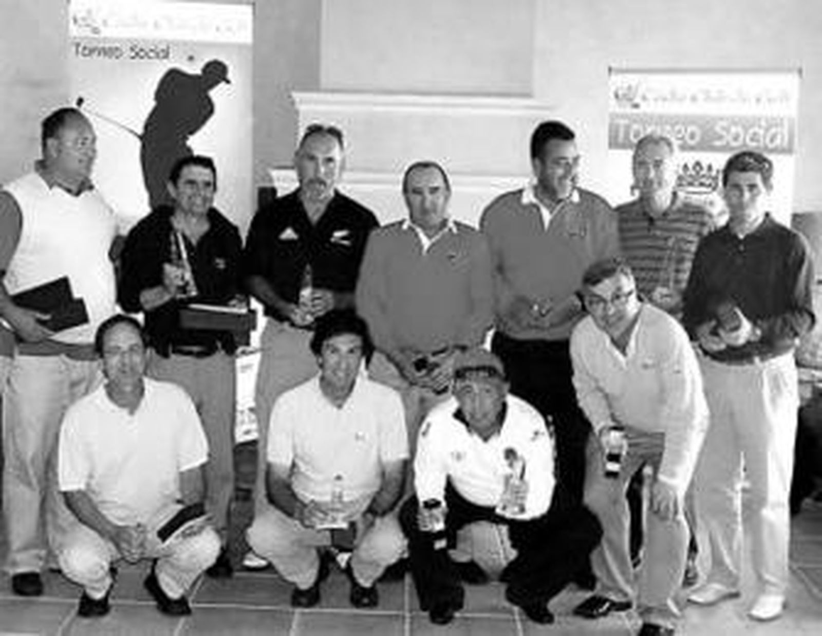 Los ganadores posan con sus trofeos al término del torneo.