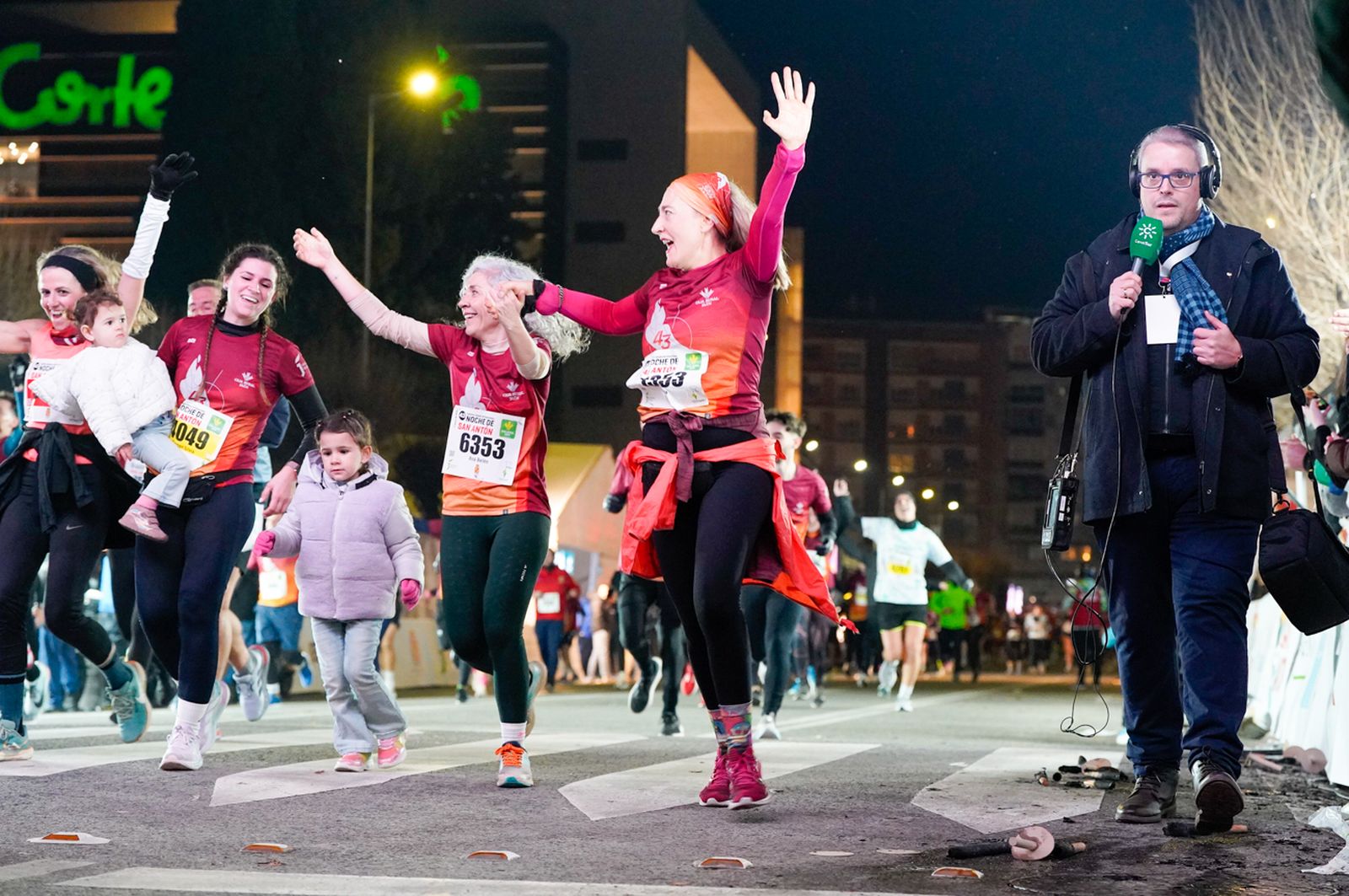 En imágenes: búscate en tu llegada a meta de la Carrera de San Antón 2026 (20)