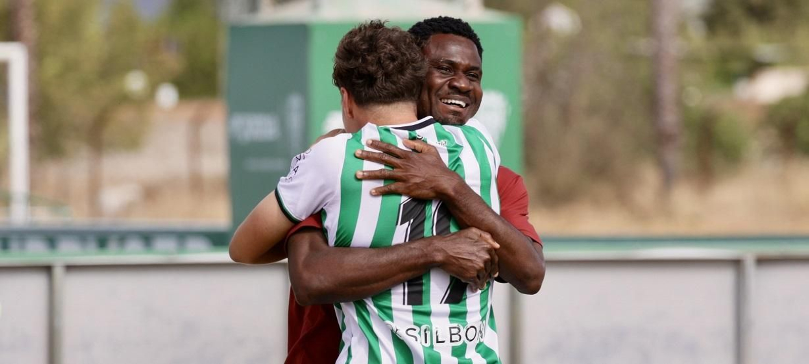 Jonathan Korbla se abraza a Hugo, autor de los dos goles del filial ante el Utrera.