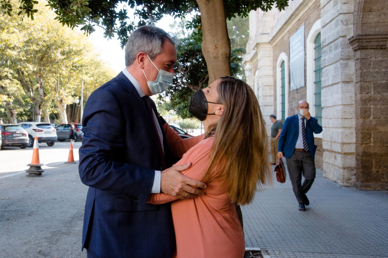 Irene García y Juan Espadas a las puertas de la Diputación de Cádiz