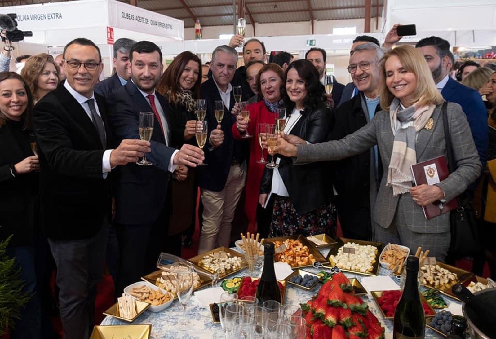 Autoridades brindando en la inauguración de la Feria Agroganadera.