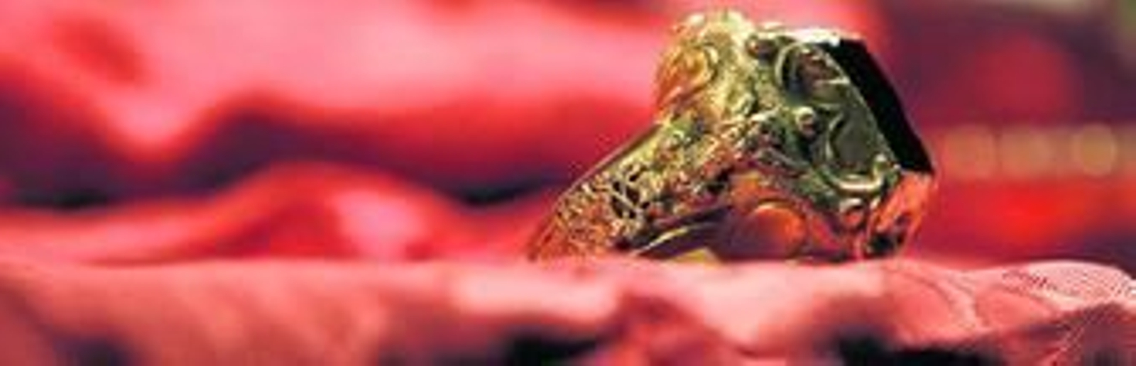 1 y 2. En las dos primeras imágenes se aprecia al anillo papal que custodia la Catedral de Granada, inutilizado para sellar bulas y otros documentos oficiales pero que conserva la insignia papal. 3. El anillo del pescador de Benedicto XVI, que finalmente no será destruido y sólo se rayará para conservarse en el Vaticano./ pepe villoslada.