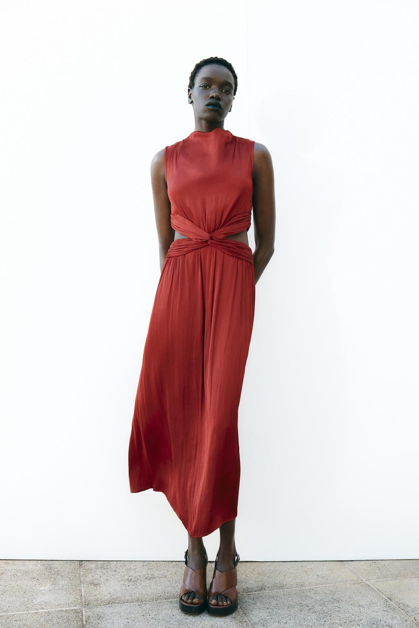 Vestido cut out de Zara.