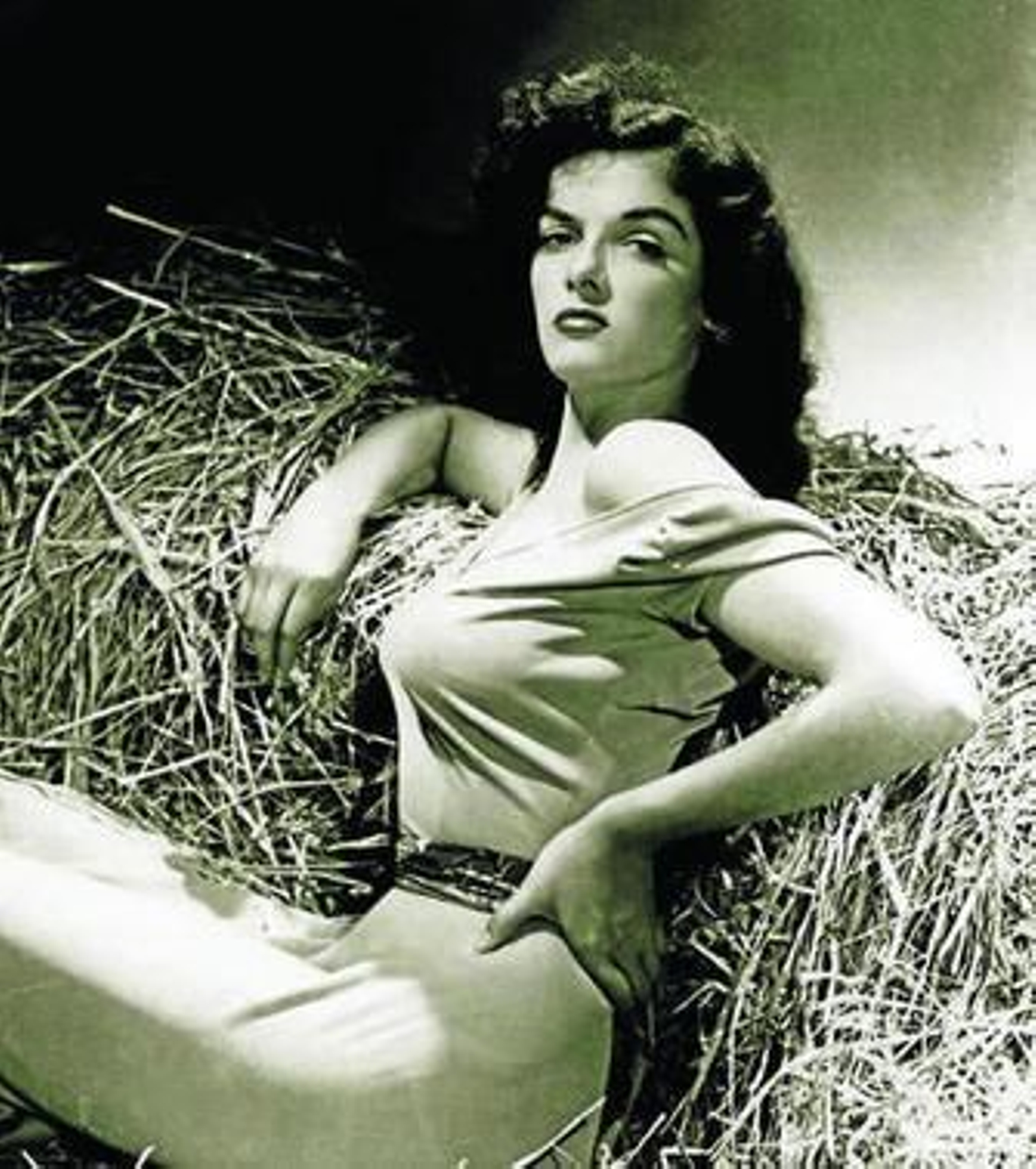 Russell luce su figura voluptuosa en 'The Outlaw', cinta de 1943.