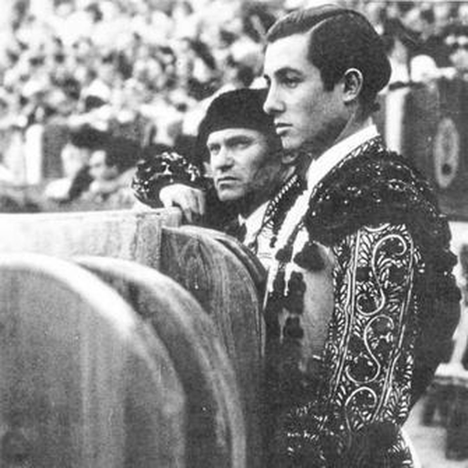 Pepín, en primer término, concentrado y serio, en el callejón.