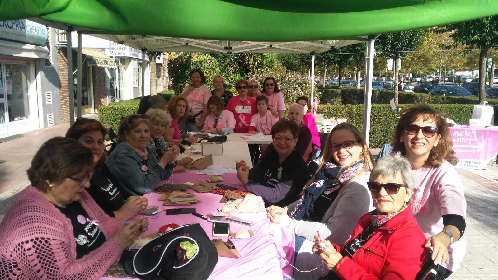 Grupo de mujeres en un taller de la Asociación Contra el Cáncer de Granada