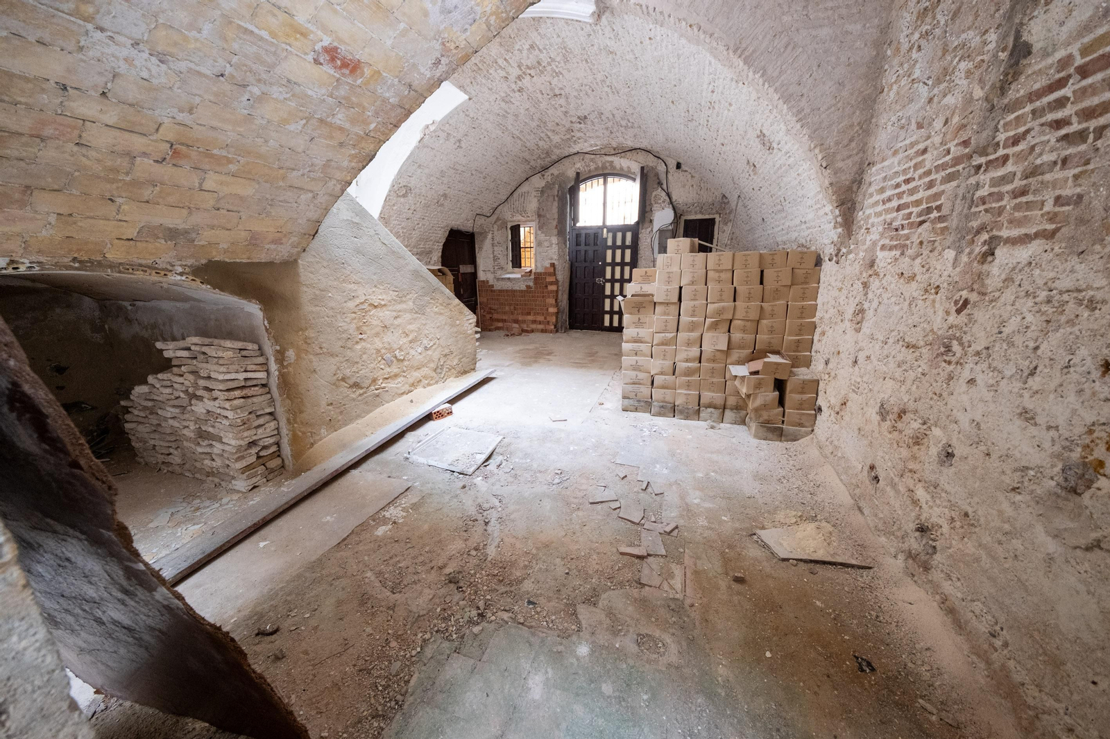 Las imágenes del abandono de las bóvedas de la muralla de Cádiz