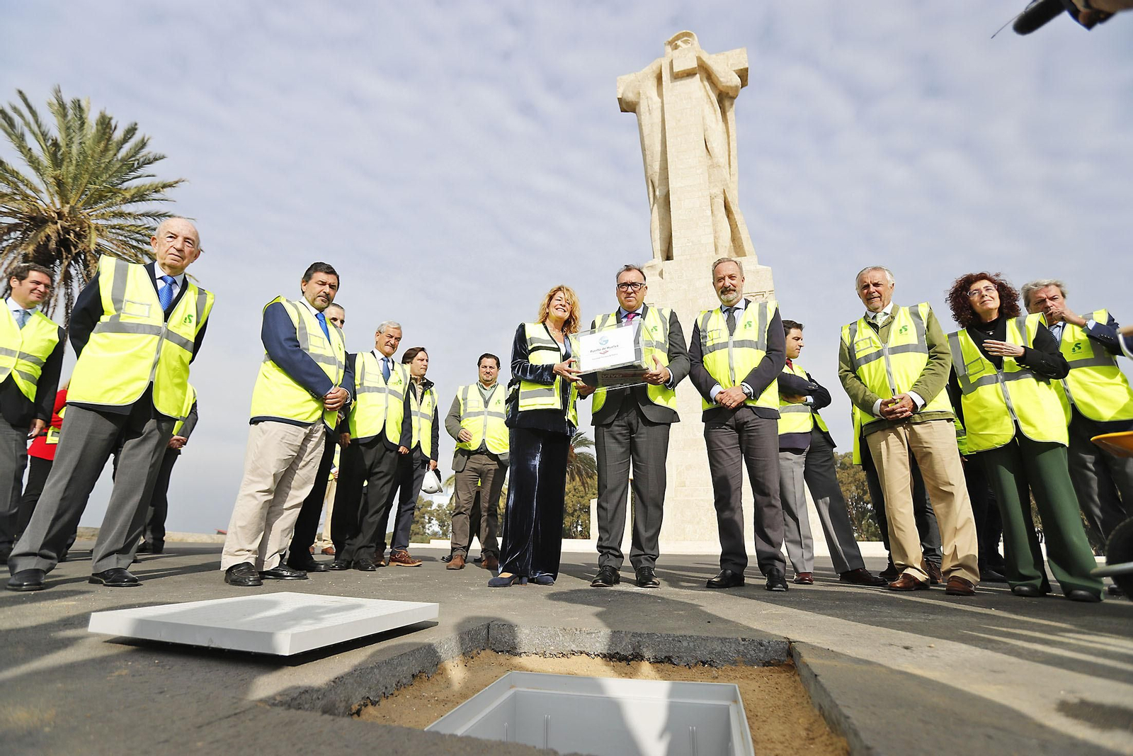 Imágenes de la colocación de la primera piedra de las obras en el entorno del Monumento a Colón