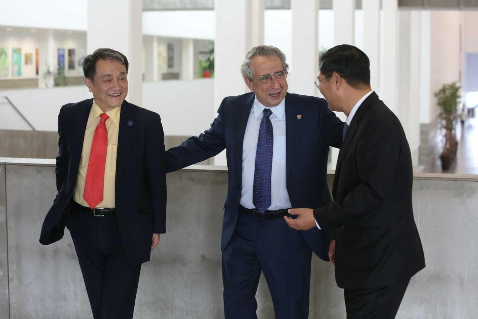 Dong Sung Cho, José Ángel Narváez y Hong-jo Chun, momentos previos a la inauguración de las jornadas.