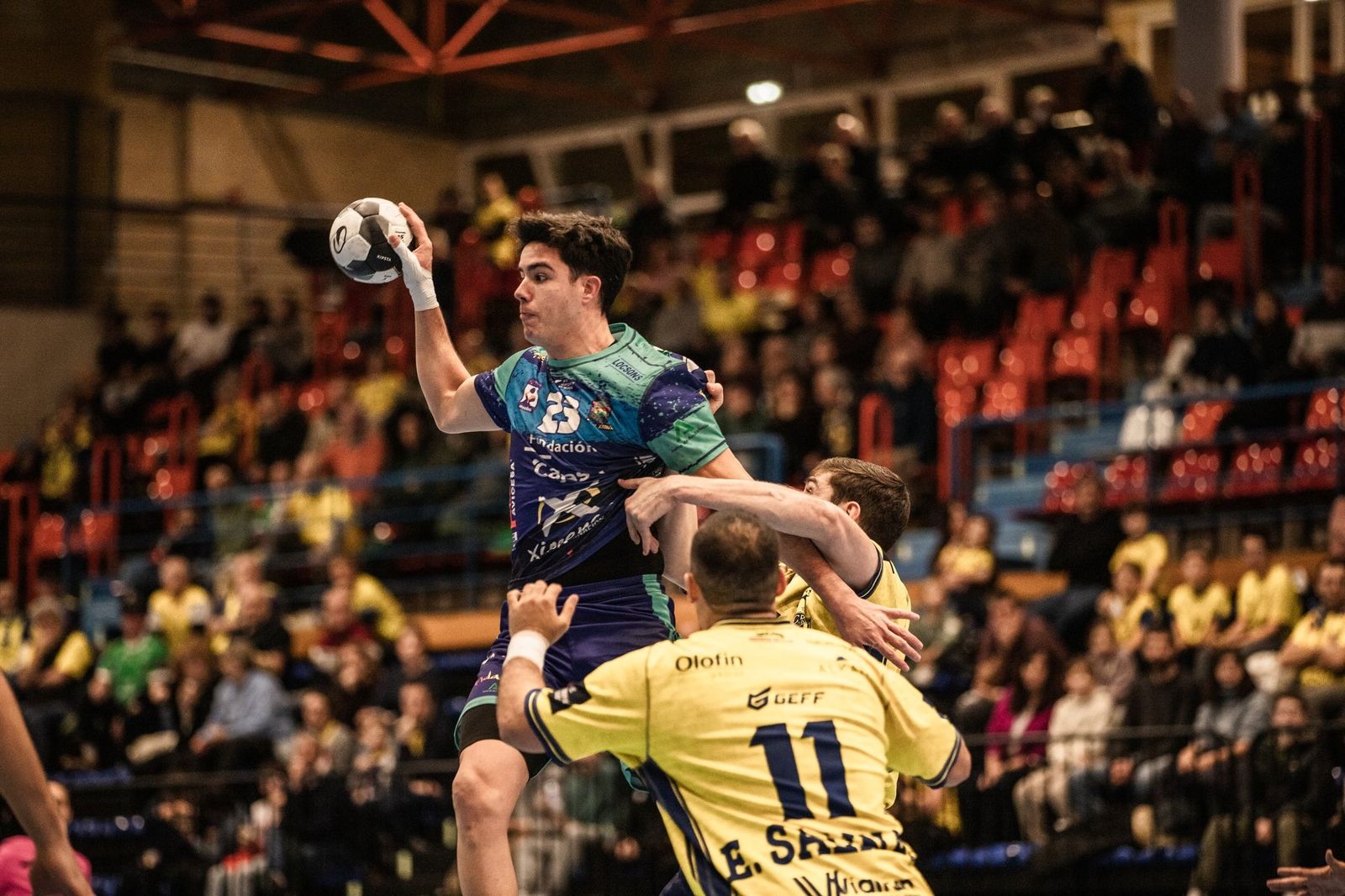 Dani Serrano intenta esquivar la defensa del Bidasoa Irún.