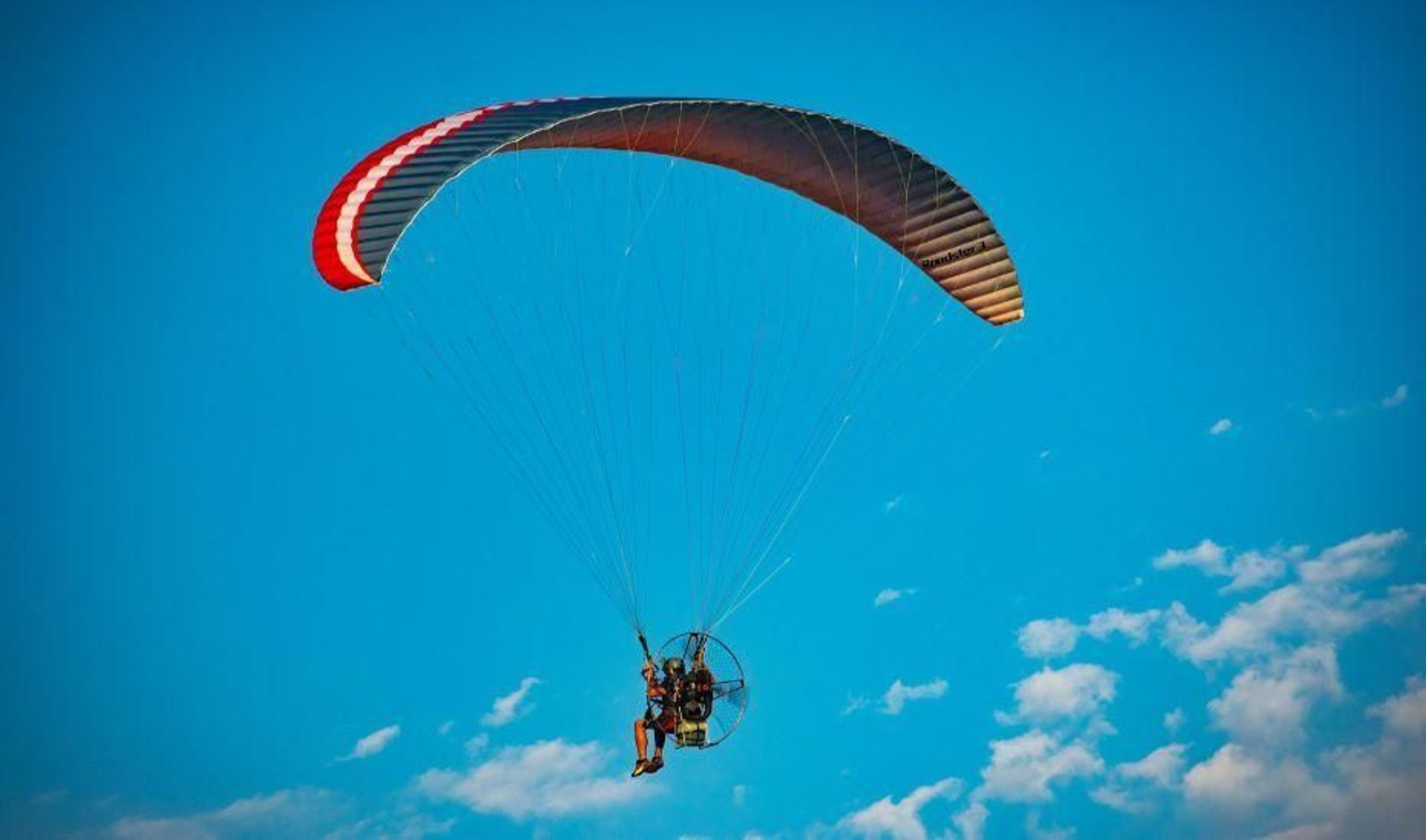 Imagen de archivo de un paramotor.