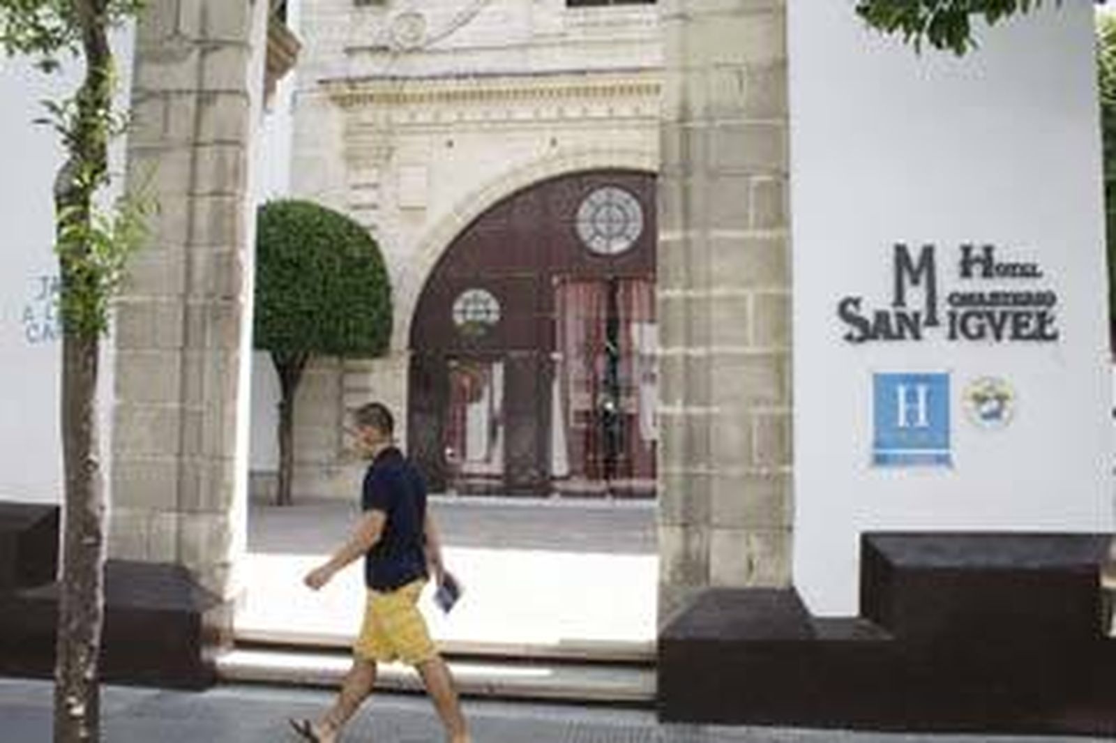 Imagen tomada ayer del hotel Monasterio de San Miguel, donde los trabajadores se reunieron con la nueva empresa que explotará las instalaciones. /Andrés Mora