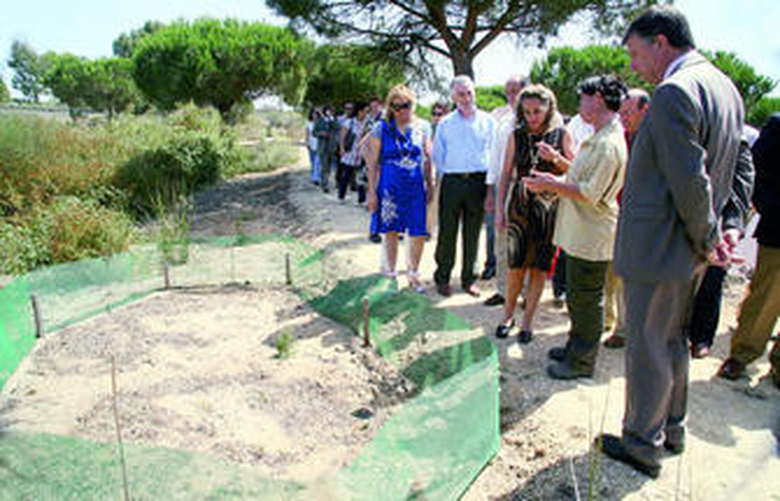 La consejera visitó ayer el jardín botánico de Palos de la Frontera.