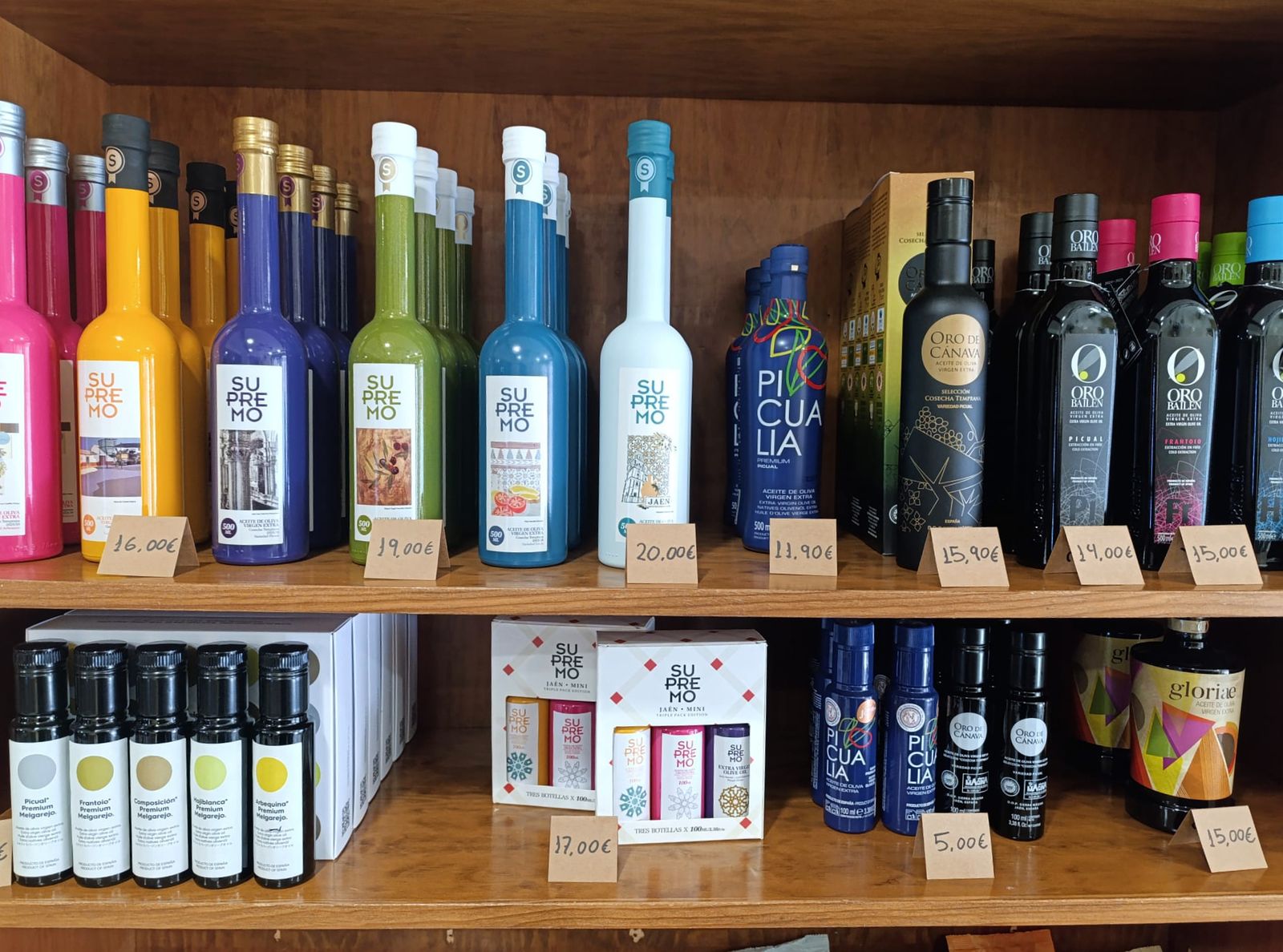 Dragón de peluche inspirado en la leyenda del Lagarto de la Magdalena, uno de los recuerdos más populares de Jaén.