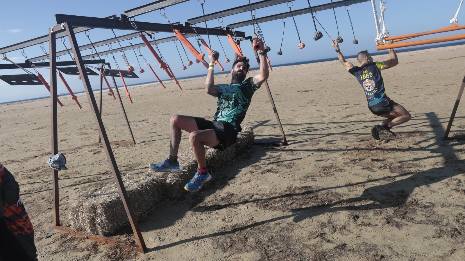 Carrera de obstáculos Adrenaline Race, en la playa de los Lances, en imágenes