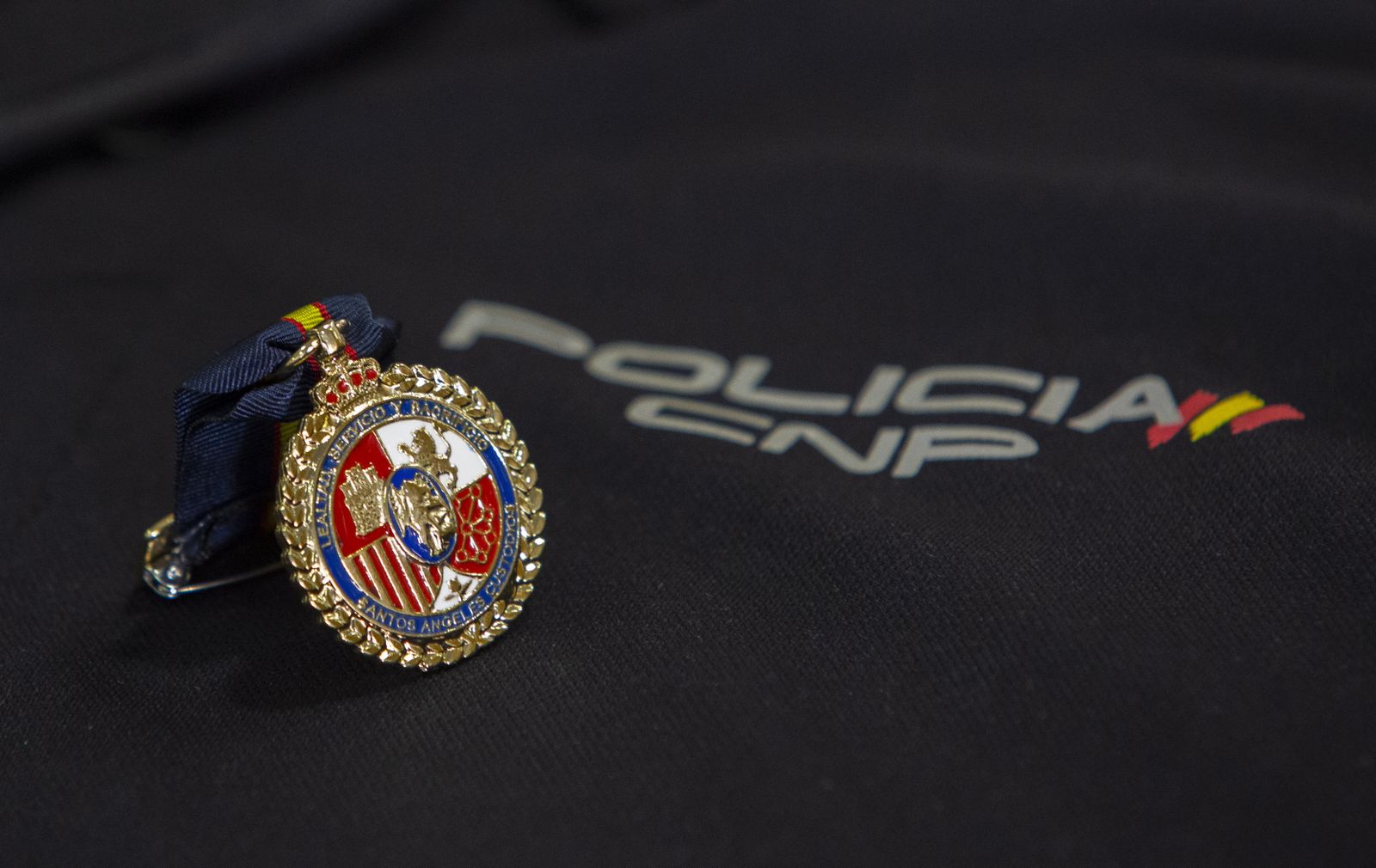 La medalla de los Santos Ángeles Custodios, recibida por los dos policías nacionales.