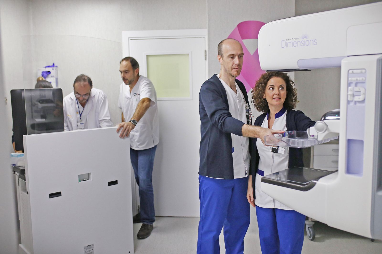 El modelo unifica procesos clínicos y circuitos asistenciales, coordina a las especialidades y establece un itinerario claro para la paciente.