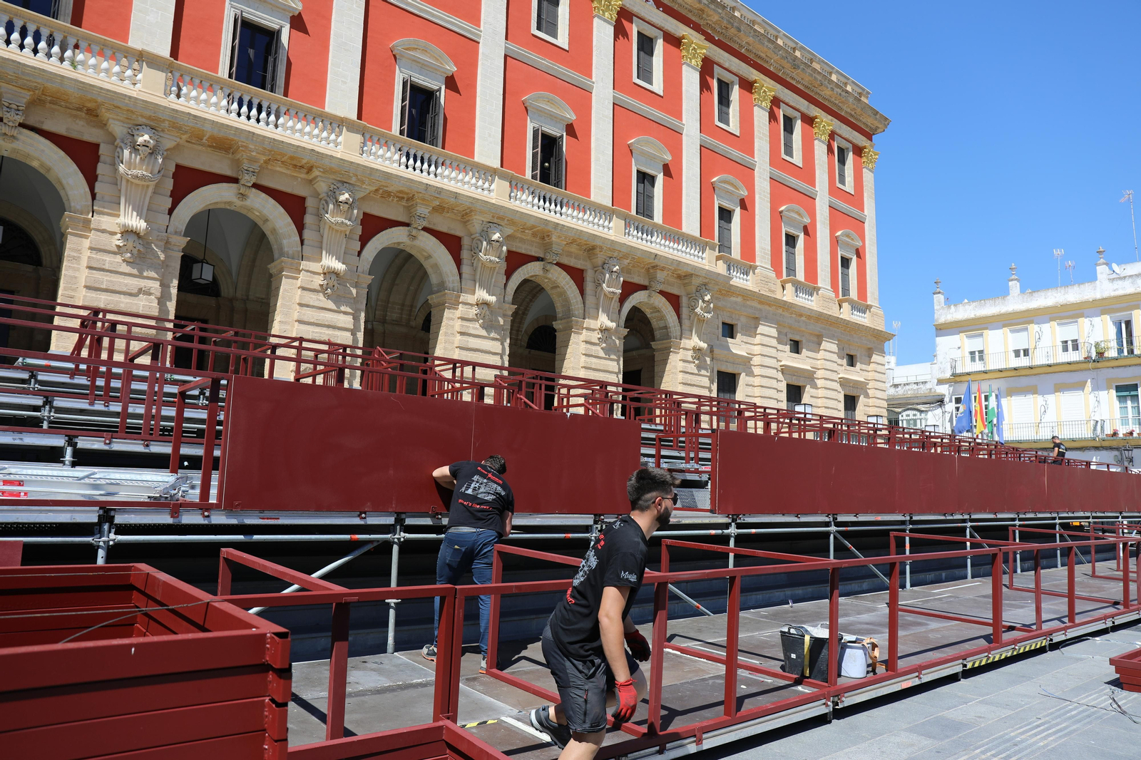 Las imágenes del montaje de la Carrera Oficial de la Semana Santa de San Fernando