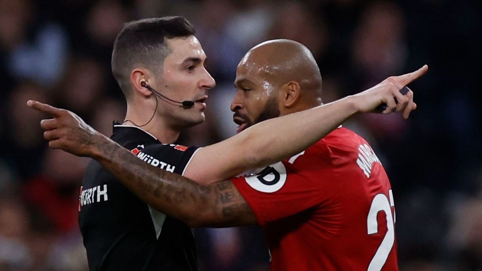 Muñiz Ruiz tras expulsar a Marcao en el Santiago Bernabéu.