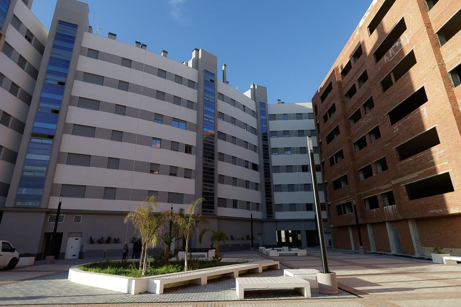 Nueva promoción de viviendas junto al edificio abandonado, que será recuperado con un nuevo proyecto.