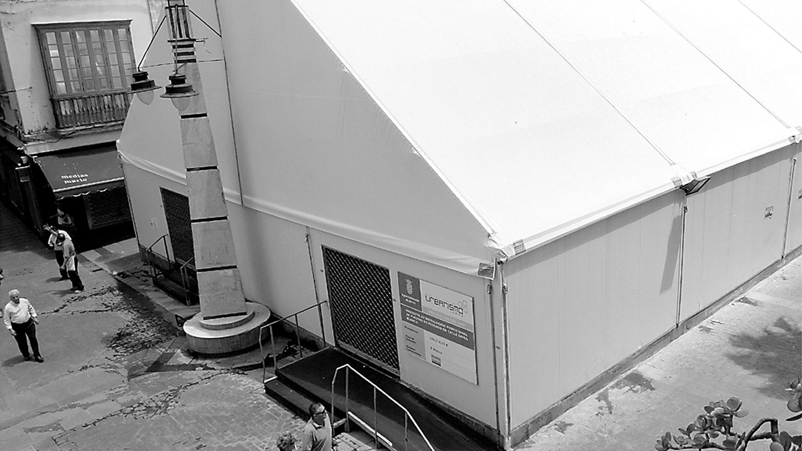 Carpa en la que se instalaron los puestos de pescado en 2008.