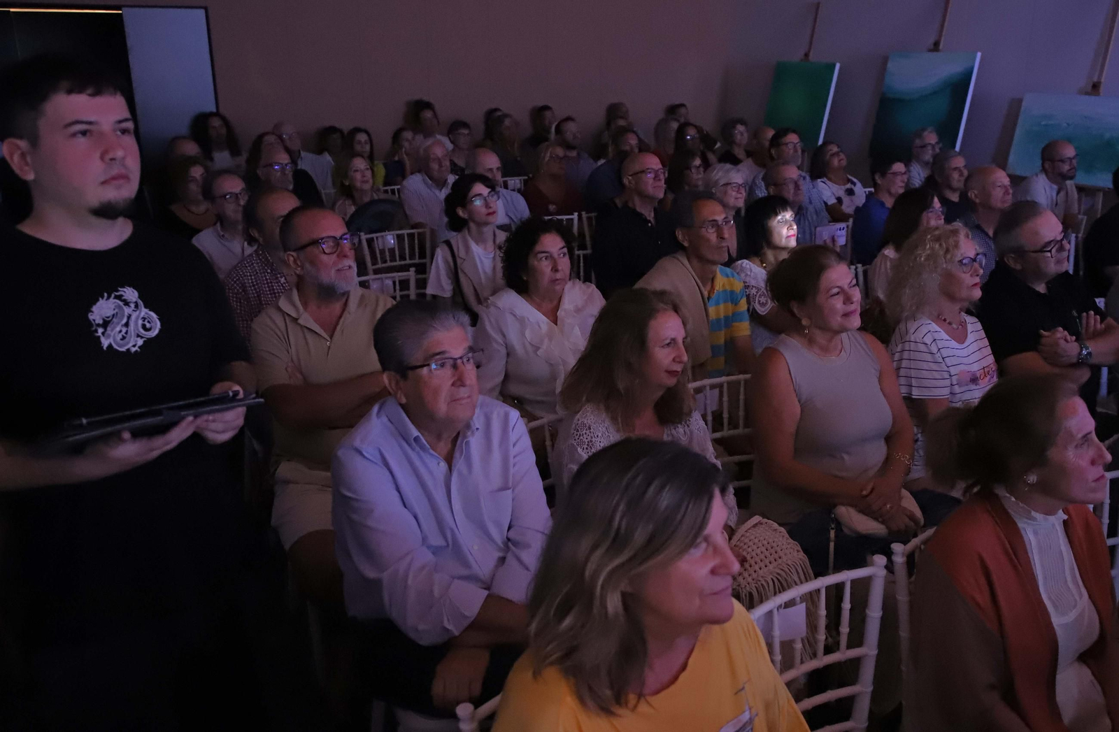 Fotos de la conferencia de Juan José Téllez  sobre los cincuenta años de la publicación del disco El Patio, del grupo Triana