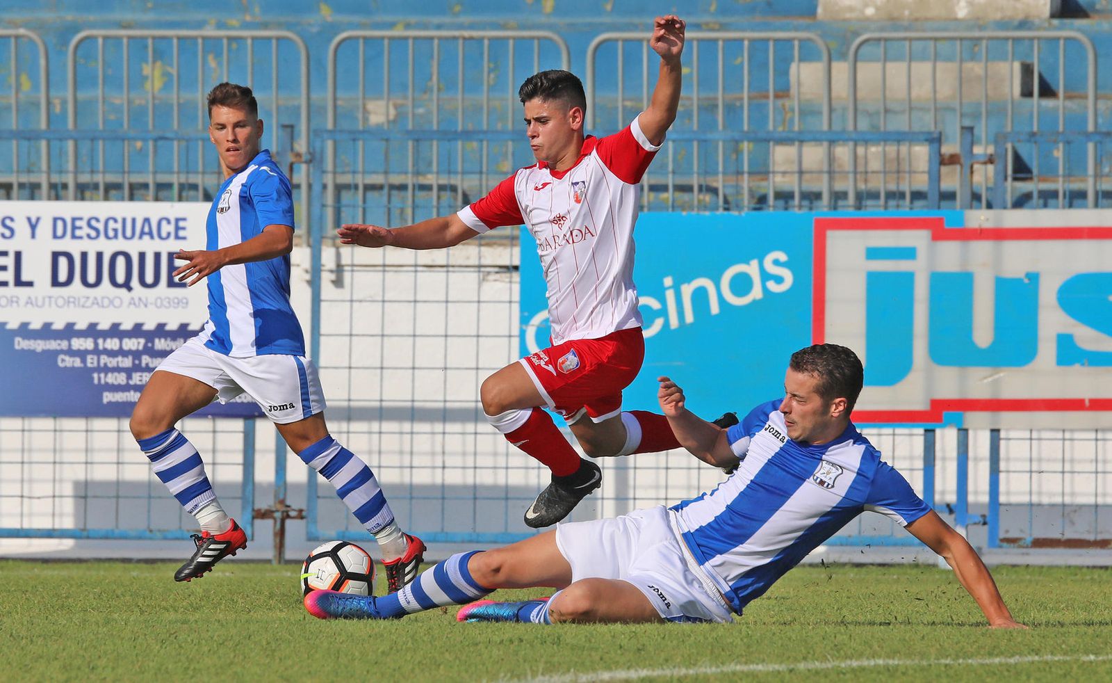 Raúl se lanza a los pies de un contrario para cortar su avance ante la mirada de Maqueira.