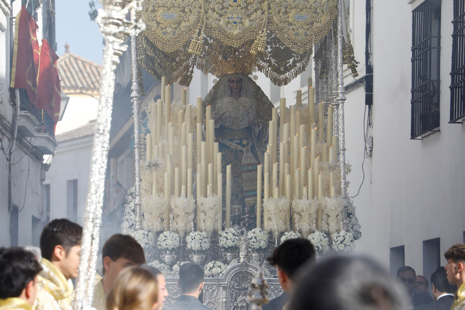 Domingo de Resurrección en Córdoba: la procesión de la hermandad del Resucitado, en imágenes