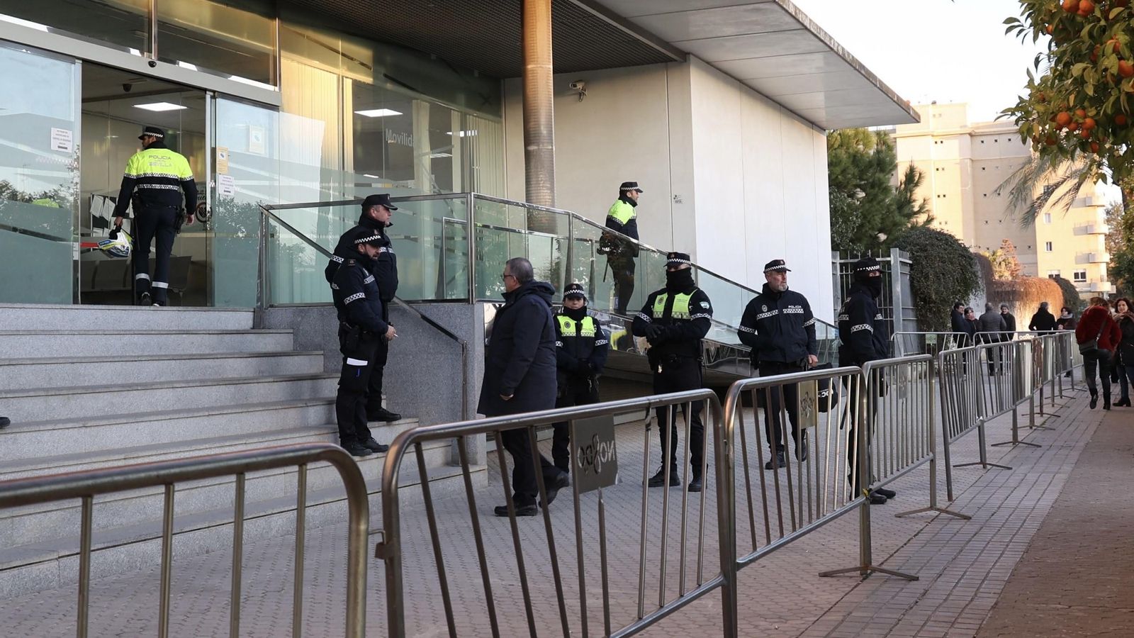 Una muralla de vallas y de agentes rodeaba a primera hora del viernes la Jefatura de la Ranilla.