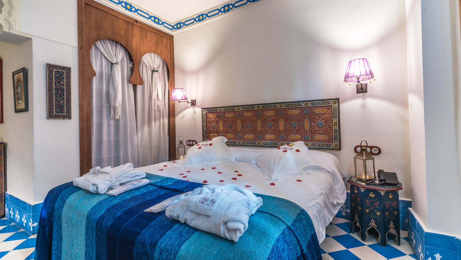 Las ofertas en los hoteles de Sevilla contienen paquetes románticos y menús especiales.