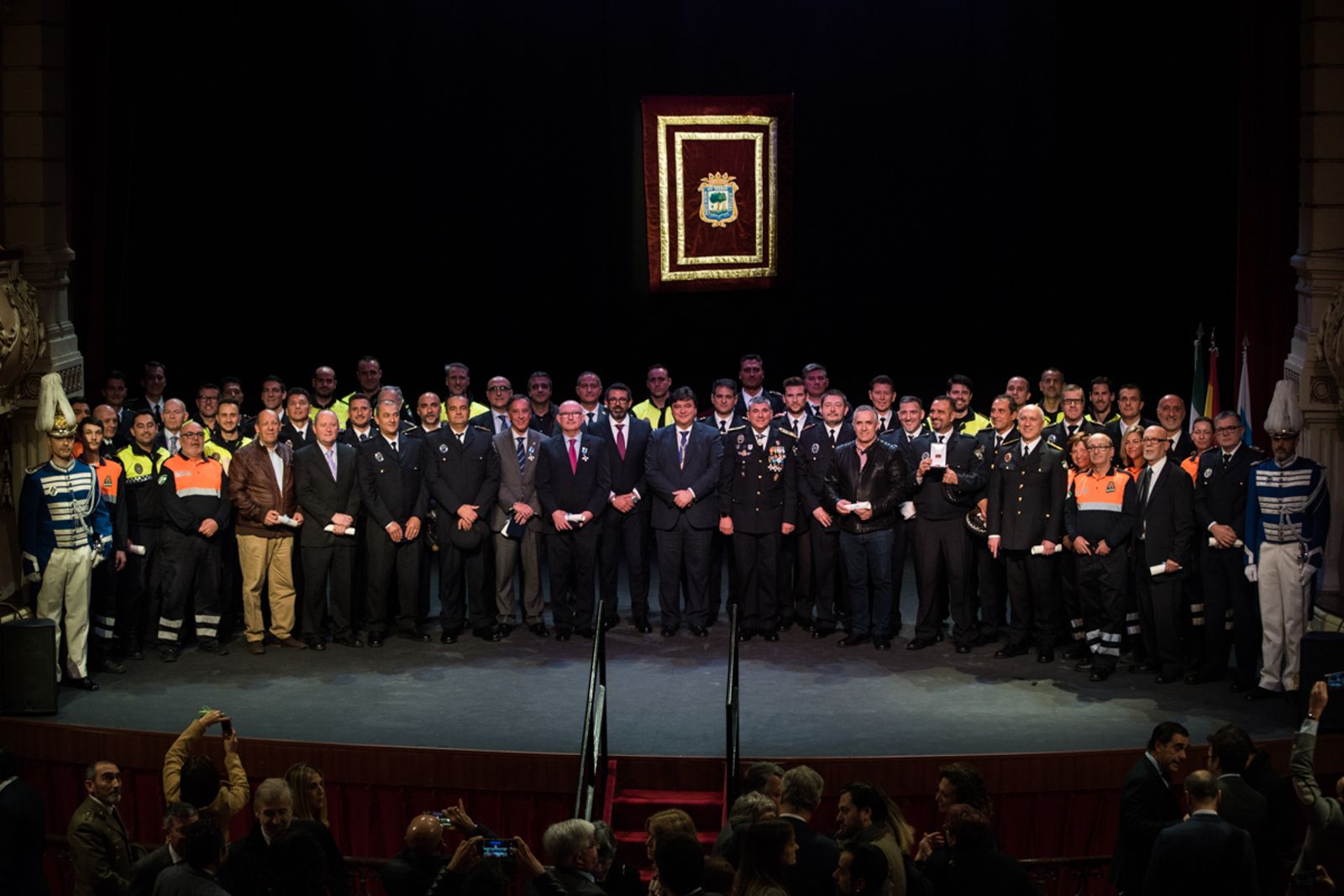 Fotografía de familia de los premiados con las autoridades locales, ayer en el Gran Teatro.