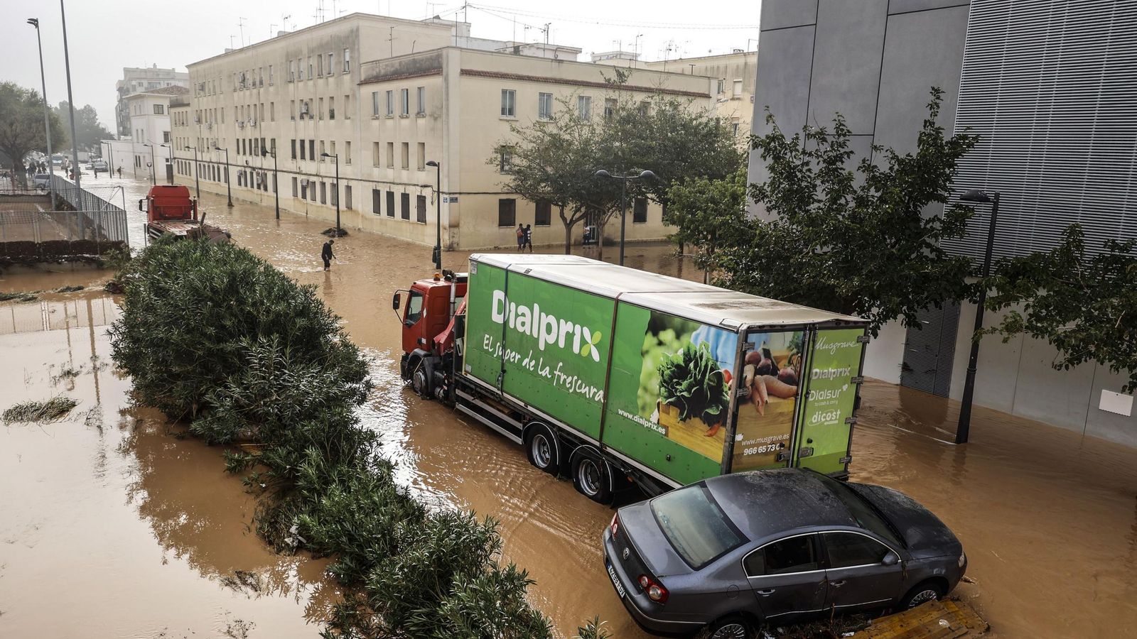 Así han quedado las calles de Valencia: desolación, barro y coches amontonados