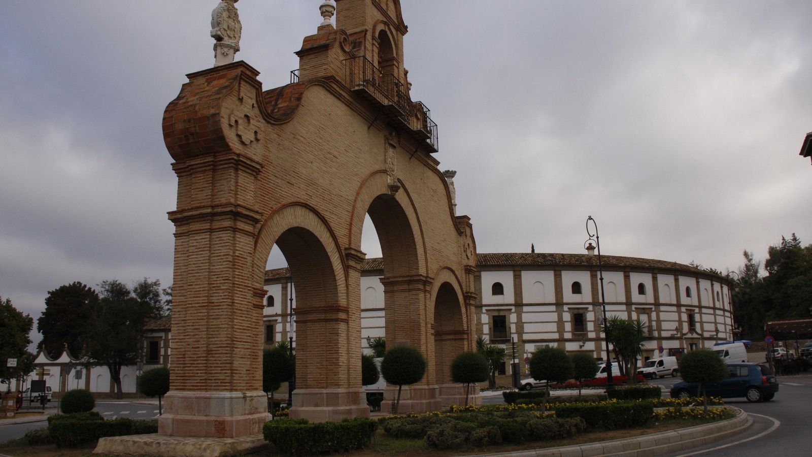 Frente a la plaza de toros se encuentra el arco de entrada a Antequera.