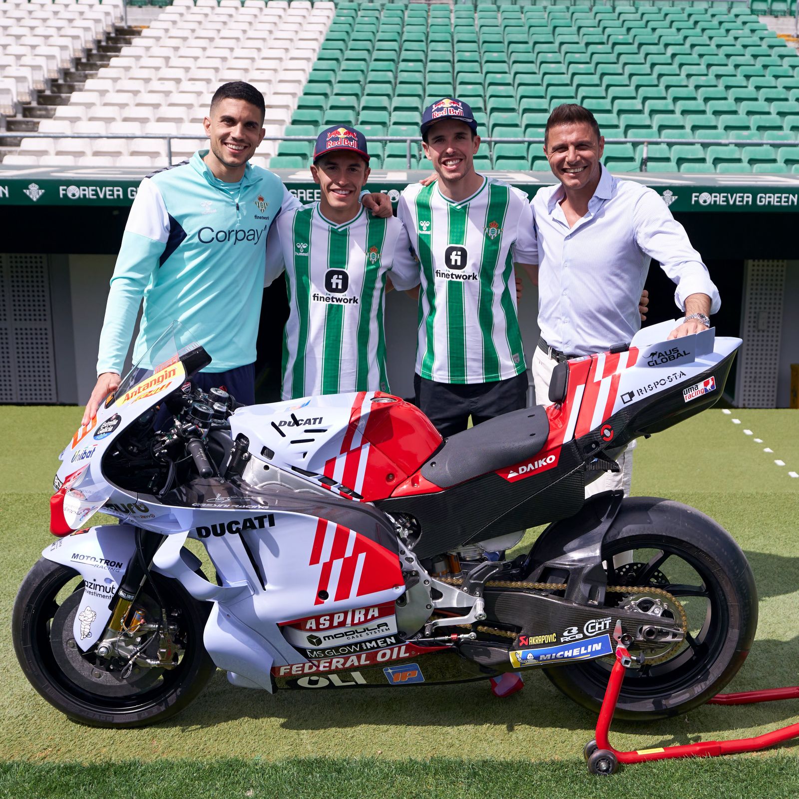 Marc Bartra y Joaquín, junto a Marc y Álex Márquez.