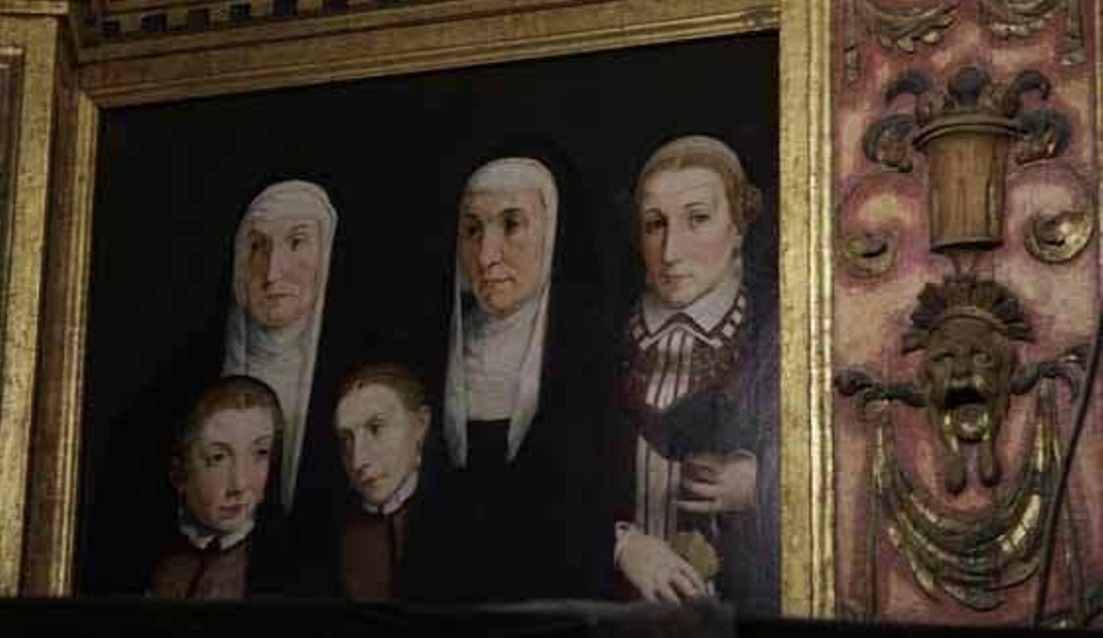 El responsable de Patrimonio del Cabildo Catedral, Francisco Navarro, informa sobre la restauración del retablo del mariscal de la Catedral de Sevilla. Sacristía de la Antigua de la Catedral.  Foto: Victoria Hidalgo