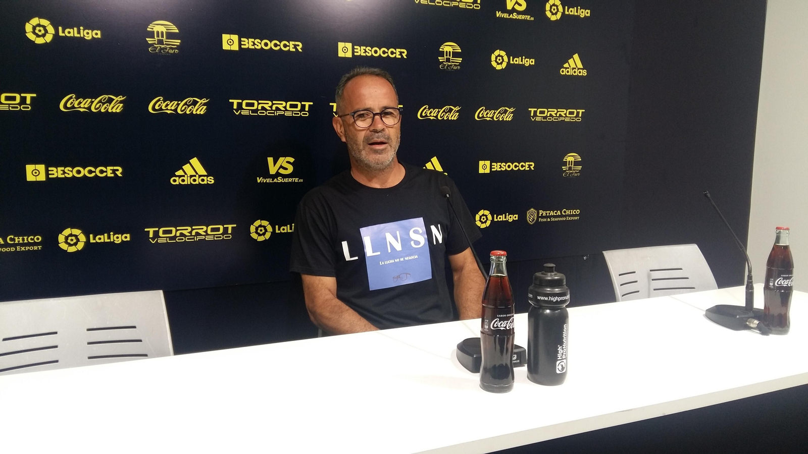 Cervera, con una camiseta que lleva las iniciales del lema