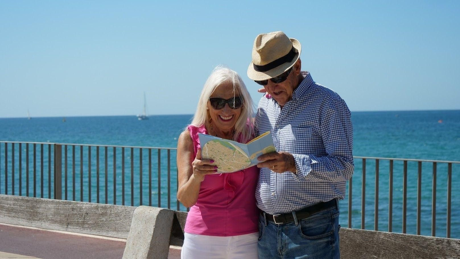 Dos personas consultan un folleto de viajes.