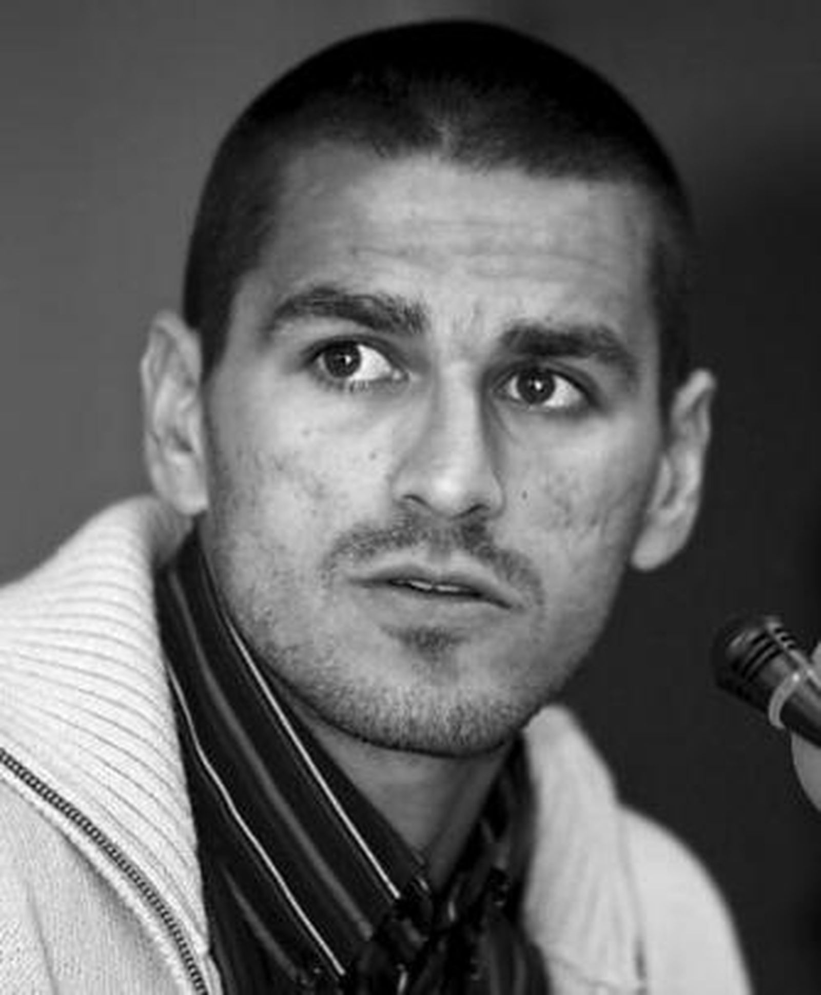 Juanito se dirige a los medios de comunicación.