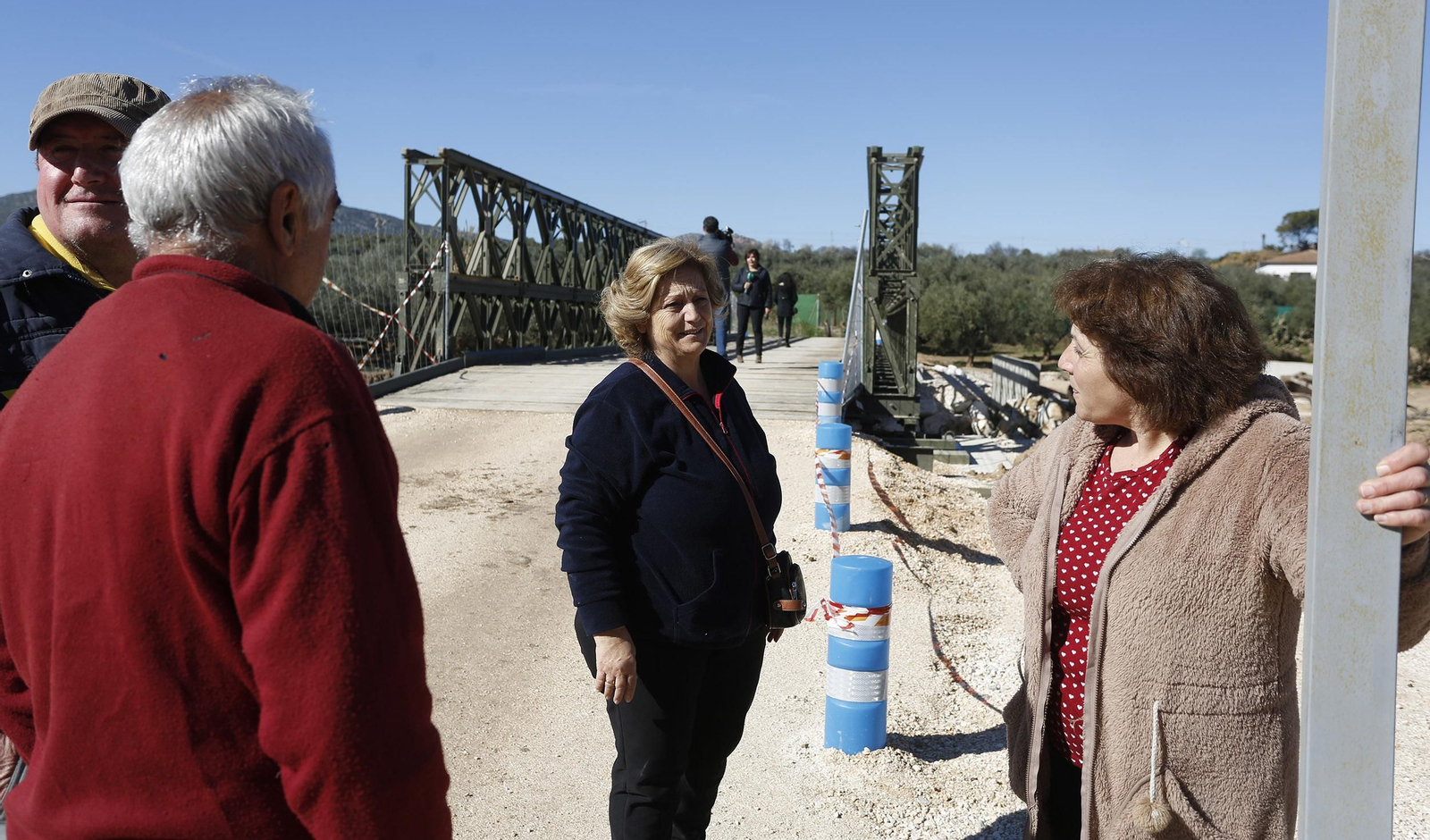 La visita de la ministra de Defensa a los puentes de Casariche y El Rubio, en imágenes