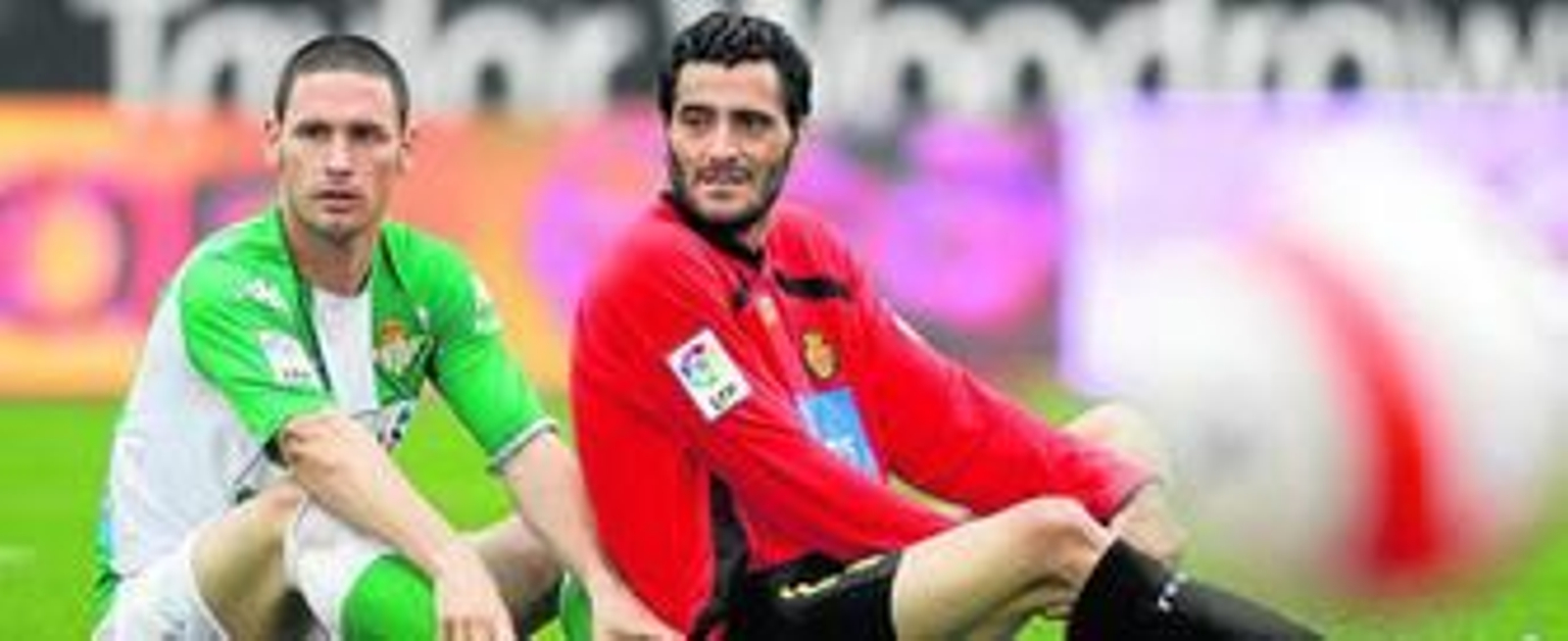 Dani Güiza (d), sobre el césped junto al bético Melli en un partido durante su etapa en el Mallorca hace ocho años.