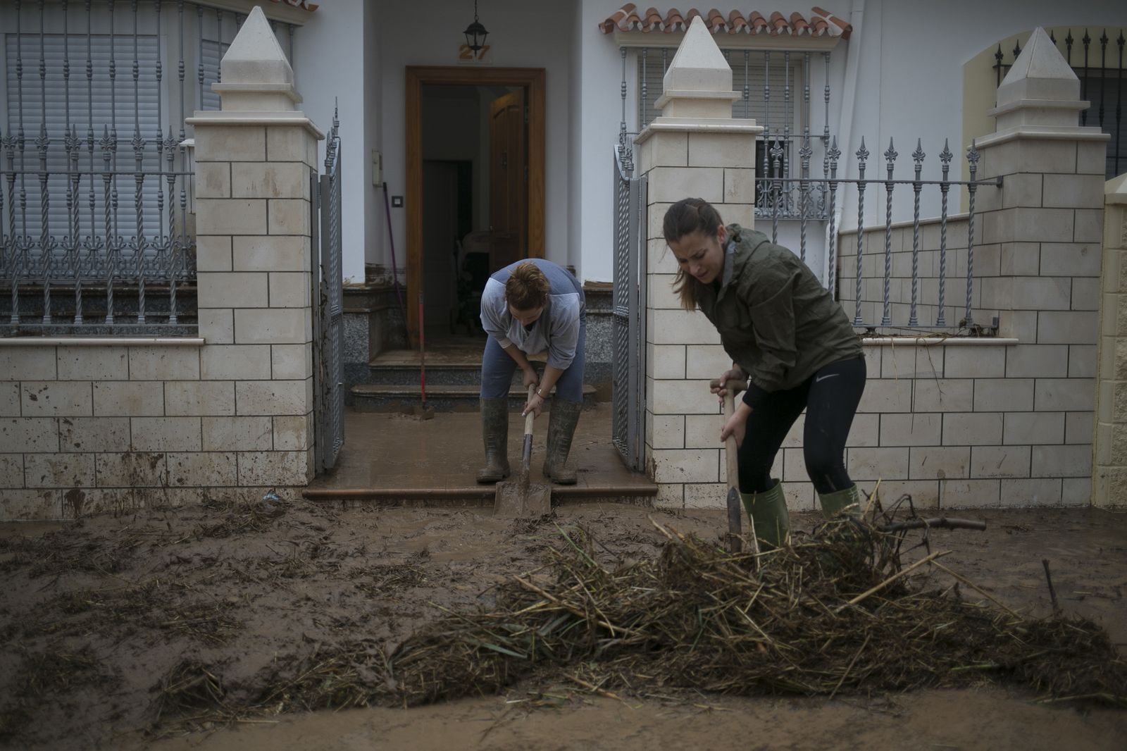Vecinas de Campillos limpiando una vivienda tras las inundaciones.